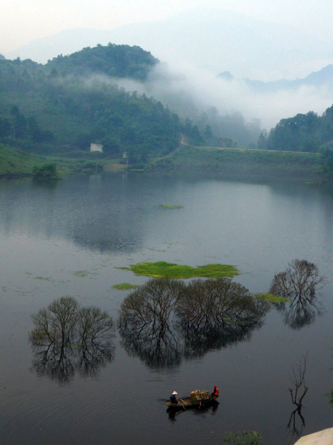 Quang cảnh buổi sớm hồ Lá Luộc.