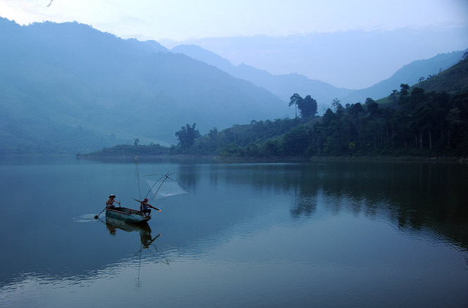 Bà con người dân tộc Dao đốt đuốc soi cá khi trời sẩm tối.