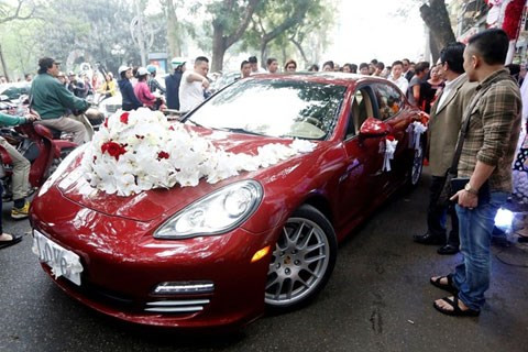 Được biết, chiếc Porche màu đỏ mà Tuấn Hưng sử dụng làm xe đón dâu vào ngày cưới cũng là của Hương Baby và có giá trị khoảng 10 tỉ đồng.