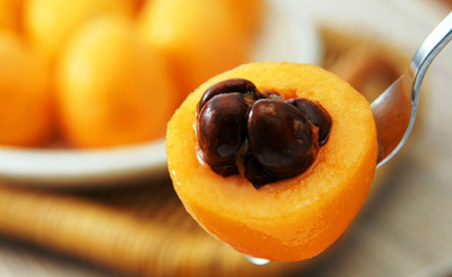 Quả biwa Nhật Bản đang được nhiều cửa hàng Việt Nam nhập về bán với giá cao ngất ngưởng. (Ảnh: VnExpress)