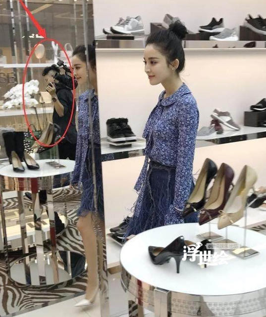 Hình ảnh chàng quay phim lúng túng chạy trốn "gương thần" đã lọt vào ống kính.