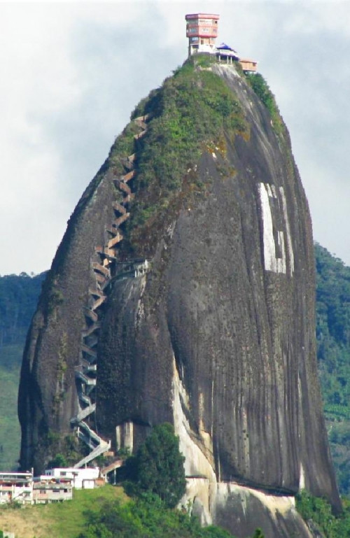 Do vị trí tiếp cận khá khó khăn, ở vùng xa của Colombia nên khách du lịch phải nhờ những người dân địa phương dẫn đường mới có thể tới được nơi có khối đá kỳ lạ này.