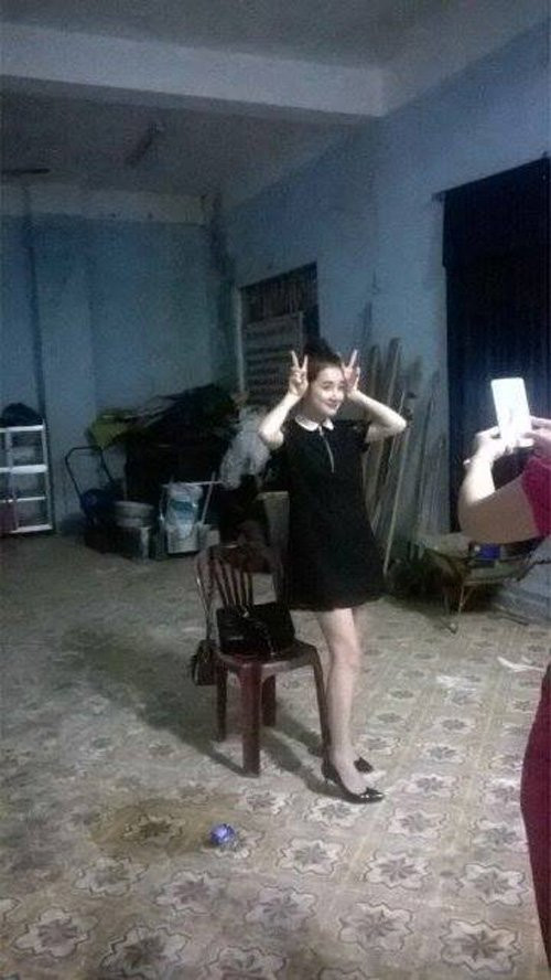 Một bức ảnh khác chụp lại khoảnh khắc Nhã Phương đang tạo dáng nhí nhảnh trong một gian nhà, có cùng màu sơn giống hệt như bức ảnh trên. Đặc biệt, Nhã Phương trong bức ảnh này cũng diện chiếc đầm suông màu đen. Các yếu tố hợp lại khiến fan “chắc nịch” cô nàng đã bí mật về thăm nhà bạn trai ở Quảng Nam. Một fan nữ còn lên tiếng khẳng định đã gặp và được chụp với cả Nhã Phương lẫn Trường Giang tại Tam Kỳ - Quảng Nam. Fan này cũng khoe luôn hình ảnh chứng minh.