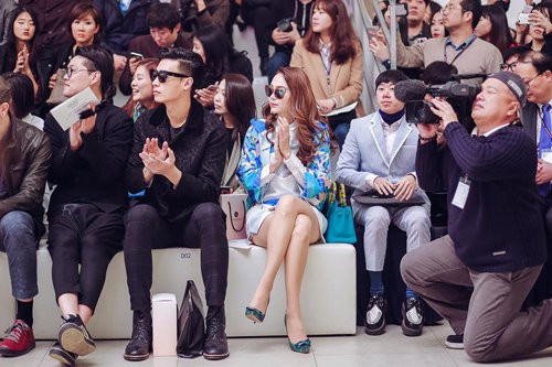 Minh Hằng sành điệu chăm chú xem biểu diễn tại tuần lễ thời trang Seoul.