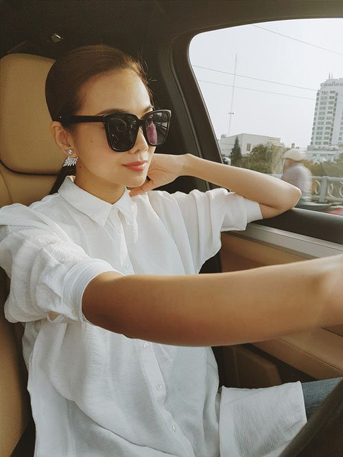 Thanh Hằng diện áo sơ mi trắng đẹp đúng “chuẩn soái ca” và không quên chú thích hài hước: “Tuy anh rất đào hoa nhưng anh lại là người chung tình”.
