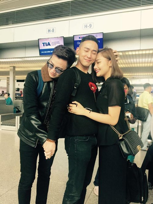 Trong khi đó, Ngô Kiến Huy chia sẻ bức ảnh tình tay ba “sai quá sai” giữa anh, Hứa Vĩ Văn và “bà nội” Miu Lê.