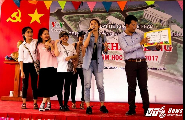 “Ngoài việc học ở trường, mình cũng có đi làm thêm để lấy kinh nghiệm thực tế cho bản thân. Trước đây mình từng làm phục vụ nhà hàng, đôi khi cũng nhận làm PG cho một số event, làm MC cho một vài chương trình và làm mẫu ảnh cho một số shop thời trang. Nhưng hiện tại do tập trung cho việc học, nên mình đã nghỉ việc làm thêm, chỉ thỉnh thoảng nhận làm mẫu ảnh”, Phúc Anh cho biết.