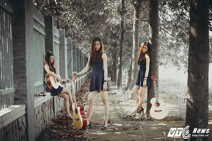 Là một sinh viên ngành báo chí, cô gái này không chỉ giỏi và thành thạo các lĩnh vực trong ngành như làm người dẫn chương trình, làm phát thanh viên mà còn có năng khiếu về múa đương đại, chơi guitar và cả diễn xuất. Phúc Anh chia sẻ: “Mình thích chơi guitar từ nhỏ, nhưng lại không có điều kiện học. Lớn lên có tiền mua đàn, mình tự tập và tự quay clip tặng bạn bè". Sinh ra từ mảnh đất miền Trung nắng gió, Phúc Anh đã sớm học cách tự lập. Vì học tập xa quê, nên cô nàng luôn cố gắng để không phụ lòng người thân ở nhà.