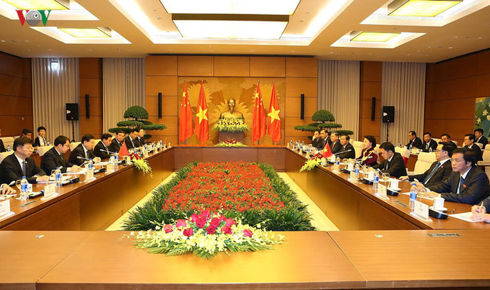 Ngay sau Lễ đón, Chủ tịch Quốc hội Nguyễn Thị Kim Ngân đã dẫn đầu Đoàn đại biểu cấp cao nước ta Hội đàm với Đoàn đại biểu cấp cao Đảng, Nhà nước Trung Quốc do Ủy viên Thường vụ Bộ Chính trị, Ủy viên trưởng Ủy ban Thường vụ Đại hội Đại biểu Nhân dân Toàn quốc Trung Quốc Trương Đức Giang dẫn đầu.