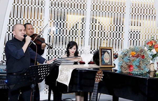 Cô để piano trong phòng khách.