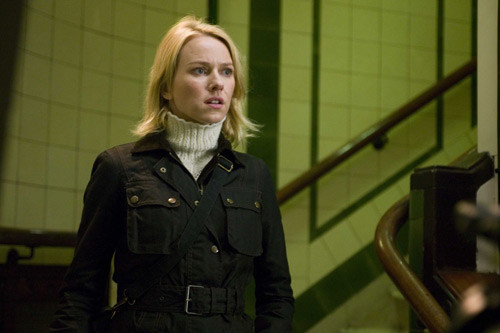 Eastern Promises (2007) Sau phóng viên, nhà thám hiểm, Naomi Watts tiếp tục hóa thân thành một nữ hộ sinh, tuy nhiên cái duyên giữa cô và “cái chết” chưa bao giờ chấm dứt. “Gái xinh hay gặp ma” tiếp tục theo chân cái chết không rõ ràng của một thai phụ trẻ, cùng quyển nhật ký bí ẩn được viết bằng tiếng Nga dẫn đến nhiều âm mưu đen tối khiến người ta phải rợn tóc gáy khi xem.