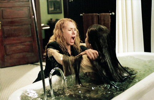 2 phần phim The Ring (2002 & 2005) Khoảng hơn 15 năm về trước, trong lúc dòng phim kinh dị đang bão hòa, sự ra đời của The Ring được làm lại từ tác phẩm cùng tên gây sốt tại Nhật Bản. Kinh phí chỉ khoảng 50 triệu USD, hai phần đã thu về hơn 500 triệu USD, đồng thời được bình chọn là một trong những phim kinh dị hay nhất của thập kỷ. Vai nữ phóng viên cùng đứa con trai đối đầu với con ác quỷ bước ra từ đáy giếng đã khiến khán giả nhớ mãi gương mặt đẹp khả ái luôn hoảng hốt đầy thu hút làm nên thương hiệu Naomi Watts.