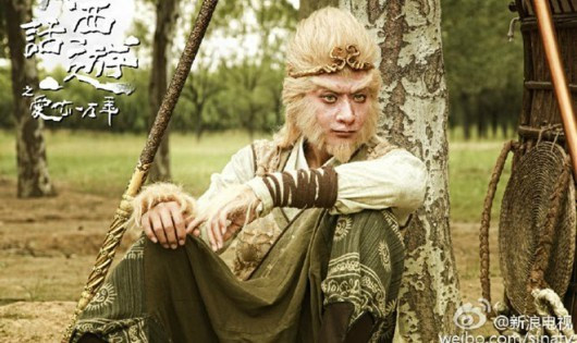 Đoàn phim Đại thoại Tây du: Yêu người một vạn năm vừa công bố những hình ảnh đầu tiên của nhân vật Tôn Ngộ Không do Hoàng Tử Thao đóng. Ngoài những đặc điểm quen thuộc như cơ thể lông lá và chiếc đầu đội vòng kim cô, tạo hình mới có lớp da sần sùi. Nhân vật còn dùng cả kiếm kết hợp gậy như ý. Đoàn phim tiết lộ trên Sina diễn viên Hoàng Tử Thao mất khoảng bốn giờ mỗi ngày để hóa trang - từ việc bôi keo, dán lông, vẽ mặt tới ghép các mảnh da sần sùi nhằm tạo hiệu ứng chân thực. Thế nhưng tạo hình mới bị nhiều người hâm mộ cho rằng không có khí chất của nhân vật Mỹ Hầu Vương. Nhiều ý kiến cho rằng Hoàng Tử Thao có đôi mắt Tây, không phù hợp hình tượng vua khỉ của Trung Quốc.