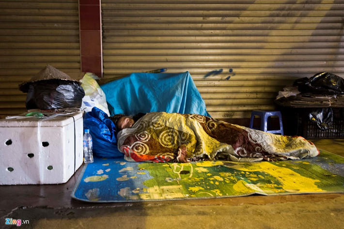 Vỉa hè chính là “ngôi nhà” của những người không còn chốn nương thân. Giữa đêm đông, họ phải cuốn chăn thật chặt để tránh gió rét.