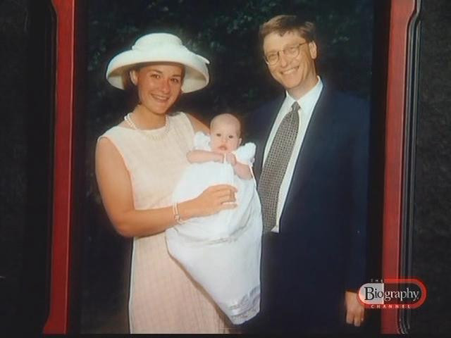 Tỷ phú Bill Gates là một doanh nhân người Mỹ, nhà từ thiện, chủ tịch tập đoàn Microsoft, hãng phần mềm khổng lồ mà ông cùng với Paul Allen đã sáng lập ra. Ông luôn có mặt trong danh sách những người giàu nhất trên thế giới. Ngày 1/1/1994, Bill Gates kết hôn cùng người bạn gái lâu năm Melinda Frech và họ có với nhau 3 người con là Jennifer Katharine Gates (sinh năm 1996), con trai Rory John Gates (1999) và con gái út Phoebe Adle Gates (2000). Trong đó, cô con gái đầu nhận được nhiều sự chú ý vì ngoại hình xinh đẹp và nhiều sở thích khá nam tính.