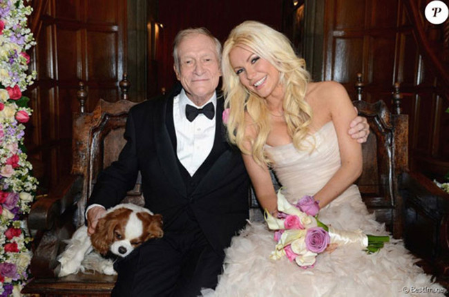 Chuyện tình của tỷ phú – ông chủ Playboy Hugh Hefner với “bom sex” Crystal Harris cũng từng khiến cả thế giới chú ý và ngả mũ thán phục. Người đẹp sinh năm 1986 đem lòng yêu và đi tới kết hôn với người chồng hơn mình 60 tuổi vào hồi tháng 12/2012.