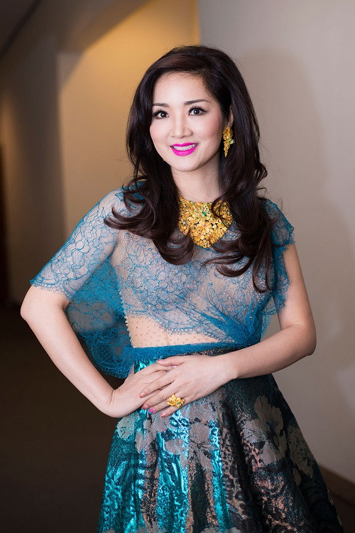 Giáng My không chỉ khiến mọi người phải ngỡ ngàng vì nhan sắc trẻ trung mà còn thán phục bởi khả năng kinh doanh của cô. Giáng My là một chân dài nằm trong top người đẹp Việt sở hữu tài sản tiền tỷ. Cô thường xuyên xuất hiện lộng lẫy với những bộ đồ hàng hiệu, trang sức lên đến hàng trăm triệu đồng. Ảnh Ngôi sao