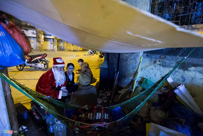 Sau khi tặng quà, “ông già Noel” còn nán lại nói chuyện với người vô gia cư.