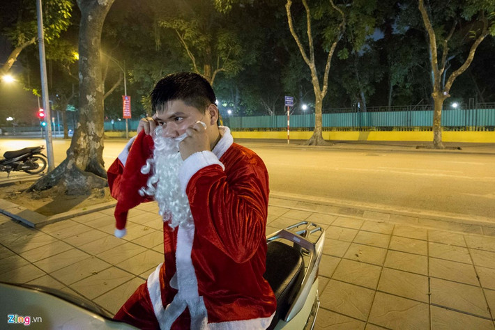 Nguyễn Quang Trường (được giao nhiệm vụ hóa thân thành ông già Noel) cho biết anh rất vui khi có thể giúp đỡ người có hoàn cảnh khó khăn. Đây sẽ là kỷ niệm khó quên trong cuộc đời chàng trai 21 tuổi.