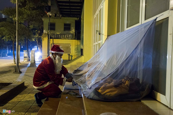 Đối với những người đã chìm sâu vào giấc ngủ, “ông già Noel” nhẹ nhàng đặt hộp quà bên cạnh.