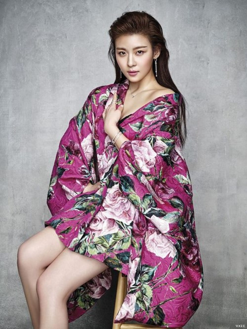 Ha Ji Won sở hữu vóc dáng thon gọn, đường cong quyến rũ và làn da trắng mịn không tì vết.