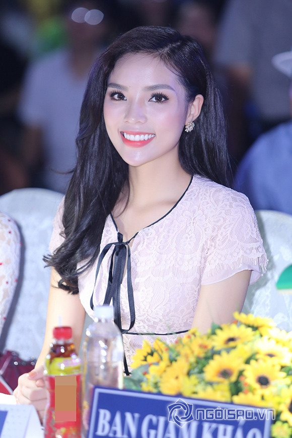 Nói về việc ngồi ghế ban giám khảo Kỳ Duyên chia sẻ đây là công việc thú vị. Cô đưa ra những lời nhận xét khiến các bạn sinh viên rất hào hứng. Các thí sinh đều “tâm phục khẩu phục” trước những góp ý mà Hoa hậu 9x dành cho. Được biết, hiện Kỳ Duyên cũng là một trong những sinh viên đang theo học tại trường Đại học Ngoại thương.
