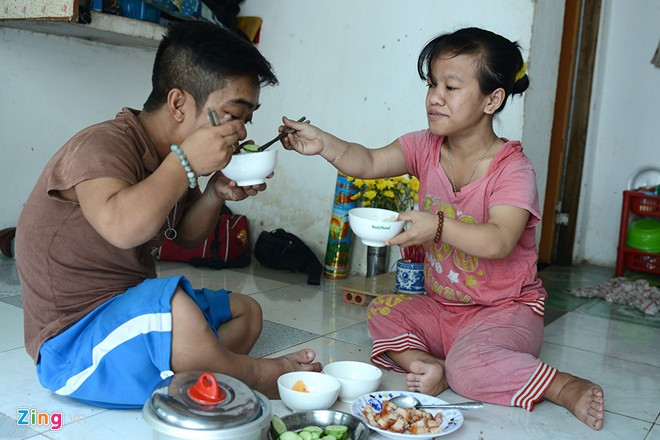 Trước tình yêu chân thành của anh Lượng, sau một thời gian dài, Đào bắt đầu rung động và không còn lý do để từ chối. Chị chủ động nhắn tin, gọi điện rủ anh đi uống nước nói chuyện. "Khổ thì cũng đã khổ rồi, giờ gánh thêm chút cực nhọc nữa cũng chẳng sao. Dù sao có thêm người bầu bạn, chăm sóc lẫn nhau lúc ốm đau cũng tốt", chị Đào tâm sự.
