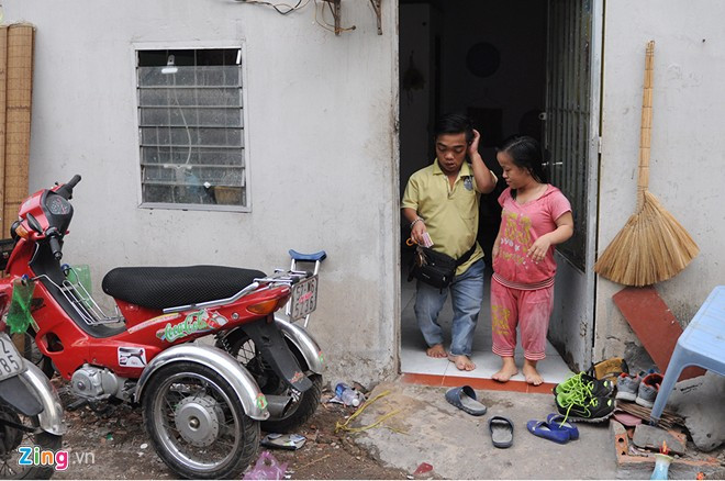 Anh Nguyễn Văn Lượng (26 tuổi, quê Đồng Tháp) và chị Nguyễn Thị Thu Đào (24 tuổi, quê Bình Định) gặp khiếm khuyết về cơ thể bẩm sinh khi cả hai đều chỉ cao 1,1 m.