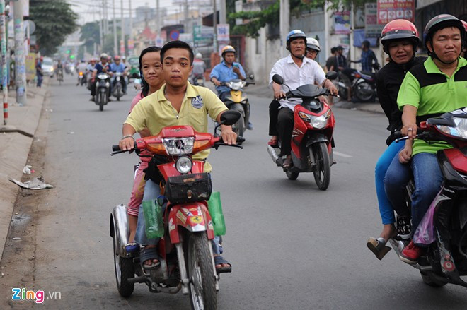 Chàng trai quê Đồng Tháp nghỉ học từ năm lớp 4 để theo anh chị lên TP HCM bán vé số dạo. Còn cô gái đến từ Bình Định từng tốt nghiệp THPT, sau đó rời quê hương lên thành phố tìm công việc với hy vọng có thể tự chăm sóc bản thân.