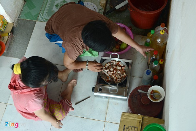 Mặc cho "năm lần bảy lượt" chàng trai cao 1,1 m tỏ tình nhưng Đào đều từ chối chỉ vì sợ cả hai cùng khổ. Chị lo sợ gia đình phản đối, hoặc sau này lỡ có con cái, cơ thể bé giống bố mẹ lại càng khổ hơn. Mỗi lần bị chị Đào cự tuyệt, anh Lượng lại thêm một lần buồn nhưng vì yêu thực sự anh đã không nản chí, quyết theo đuổi đến cùng.