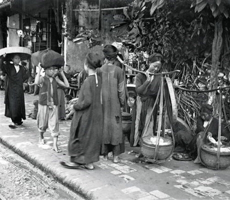 Những người bán rong trên vỉa hè Hà Nội, khoảng năm 1922. Ảnh: Francetvinfo.fr