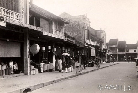 Phố Hàng Đường năm 1931 với hàng cột điện bằng sắt trên vỉa hè để cung cấp điện cho các đoàn tàu điện chạy giữa lòng phố. Ảnh: Aavh.org