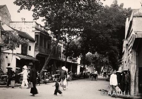 Vỉa hè phố Jean Dupuis (nay là Phố Hàng Chiếu) nhỏ hẹp và mất nhiều diện tích vì các loại hàng hóa khác nhau, 1931. Ảnh: Aavh.org