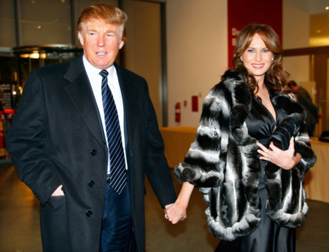Ông Trump và bà Melania tay trong tay trong buổi tiếp đón Thái tử Anh Charles và phu nhân Camilla tại Bảo tàng Nghệ thuật Hiện đại Mỹ tại New York năm 2005. Ảnh: Reuters