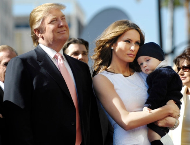 Ông Trump và phu nhân Melania cùng con trai Barron tham gia buổi lễ gắn ngôi sao mang tên ông trên Đại lộ Danh vọng Hollywood ở Los Angeles năm 2007. Ảnh: Reuters