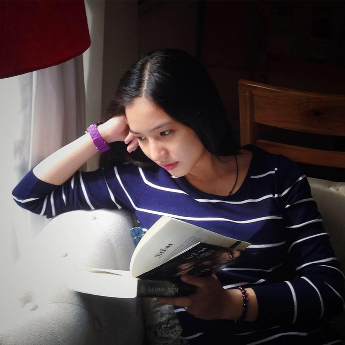 Dù cả những phút trầm tư nhất, Kiều Oanh vẫn xinh đẹp đến ngỡ ngàng.