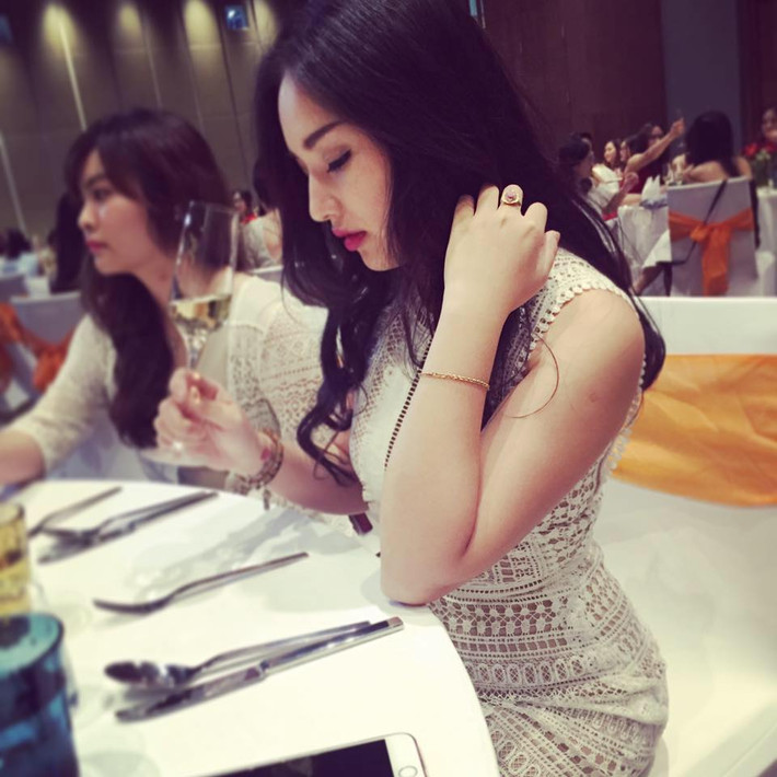 Vợ Duy Nhân sở hữu nụ cười tươi tắn, ánh mắt lôi cuốn khiến bao người "si mê" và từng được mời làm người mẫu ảnh.
