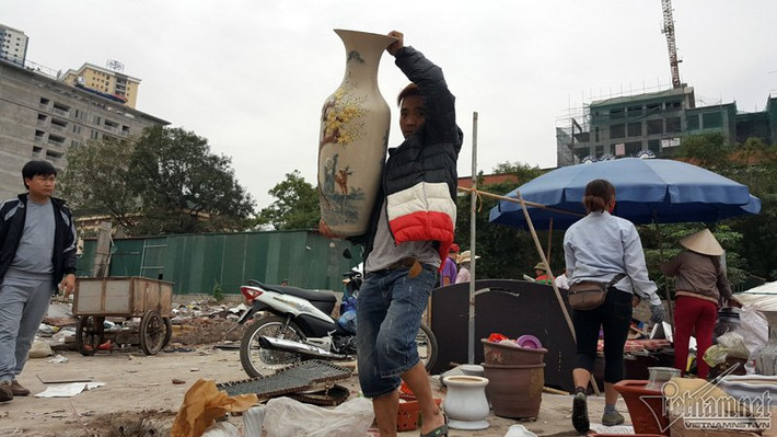 Người thu mua phế liệu, khuân vác được thuê để dọn dẹp
