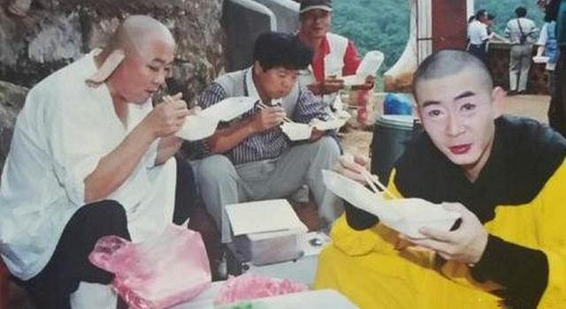 Suất ăn của các thành viên đều như nhau và không có sự phân biệt giữa diễn viên với nhân viên đoàn làm phim Tây du ký.