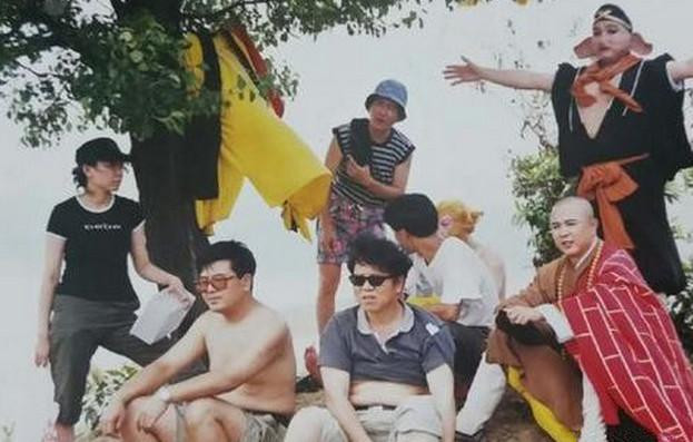 Các diễn viên và nhân viên đoàn nghỉ ngơi dưới gốc cây giữa thời tiết oi bức của mùa hè trên núi.