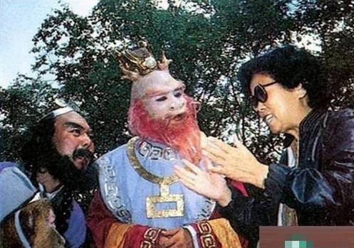 Đạo diễn Dương Khiết (phải) trao đổi kịch bản cùng Sa Tăng (Dương Hoài Lễ - trái) và Đông Hải Long Vương (Lý Kinh Tây) trên phim trường tập 14 - Đại chiến Hồng Hài Nhi.