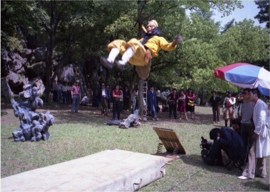 Trang QQ mới đây công bố những hình ảnh quý từ hậu trường bộ phim Tây Du Ký phiên bản 1986 do đạo diễn Dương Khiết dàn dựng. Dù quy tụ nhiều gương mặt nổi tiếng lúc bấy giờ nhưng với số lượng 25 tập phim, thời gian ghi hình kéo dài nên ê kíp không tránh khỏi thời điểm thiếu diễn viên. Chính vì vậy, có đôi lúc các nghệ sỹ phải kiêm nhiệm thêm vai, để lại nhiều kỷ niệm thú vị trên trường quay.