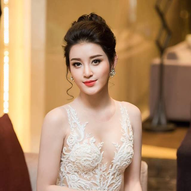 Á hậu Huyền My năm nay 22 tuổi, cô sở hữu chiều cao 176 cm, cân nặng 57 kg cùng thân hình đồng hồ cát quyến rũ.