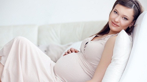 Phụ nữ có thai: vài báo cáo cho thấy nha đam có thể liên quan với sẩy thai, dị tật bẩm sinh. Phụ nữ có thai không nên dùng các sản phẩm từ nha đam