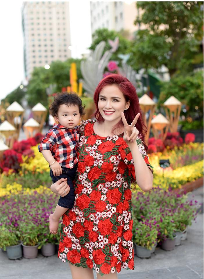 Hoa hậu Diễm Hương "Facebook của Cá, nhưng anh nhỏ "xâm lăng" toàn phần. Có con không phải là việc gì to lớn, mang thai và sinh con cũng chẳng phải điều gì phi thường, nhưng sự hiện diện của con làm thay đổi toàn diện cuộc sống của Mẹ. Bây giờ kiếm hình có mặt mình thì cũng phải dính anh ấy".