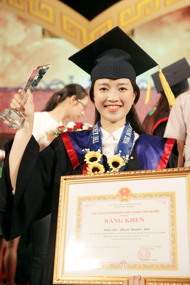 Quỳnh Anh là người đại diện cho 100 thủ khoa phát biểu trong lễ vinh danh thủ khoa xuất sắc của các trường đại học, học viện trên địa bàn Hà Nội (ngày 28/8).