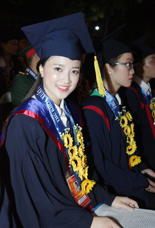 Phạm Quỳnh Anh (sinh năm 1992, quê Thái Bình) là sinh viên khoa Mỹ thuật truyền thống - trường ĐH Mỹ thuật Công nghiệp Hà Nội.