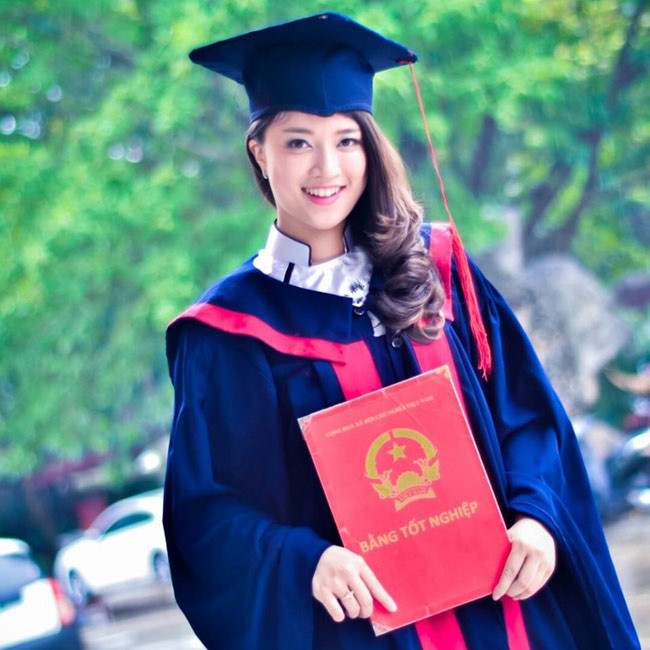 Quỳnh Anh "gặt hái" được nhiều thành tích cao trong các hoạt động ngoại khóa như: Bằng khen "Bí thư chi đoàn giỏi thủ đô" cấp thành phố, bằng khen “Đã có thành tích trong công tác Đoàn và phong trào thanh niên năm” cấp Trung ương...