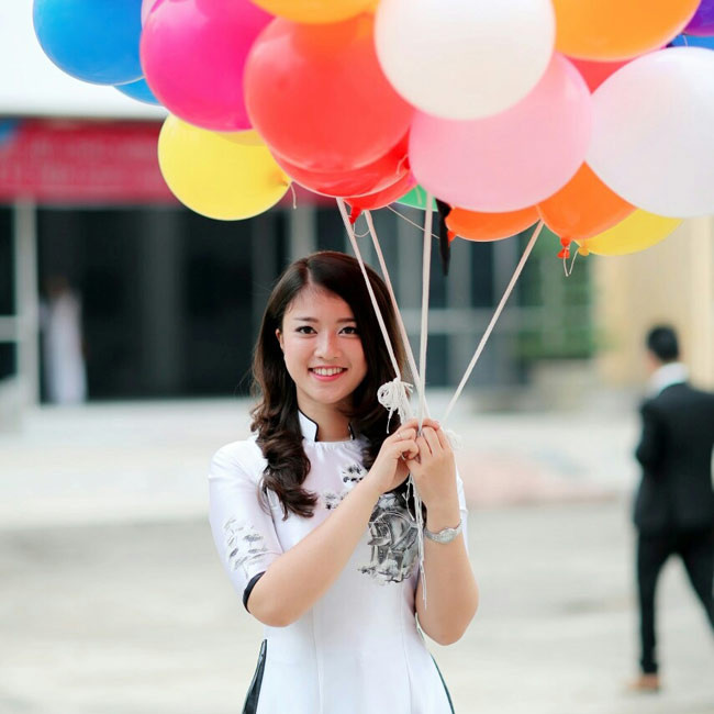"Học ngành này, chúng mình phải tiếp xúc với sơn và dầu hỏa khá nhiều. Một số bạn bị dị ứng nặng phải chuyển cả ngành học. Công đoạn khó khăn nhất có lẽ là mài tranh sau khi vẽ, phải dùng giấy giáp mài tỉ mỉ từng chút một để tranh thật phẳng", Quỳnh Anh chia sẻ.