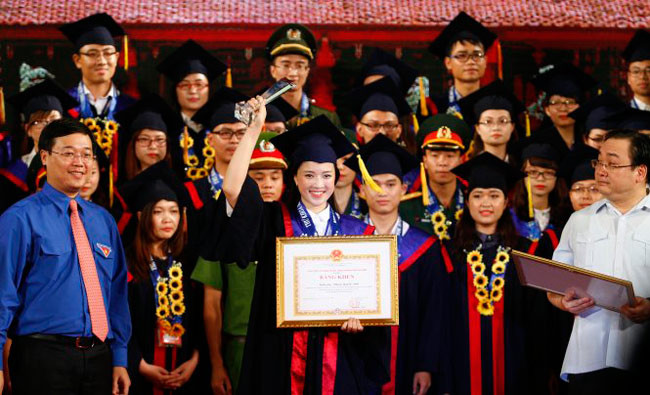 Cô nàng gây ấn tượng bởi gương mặt xinh đẹp, toát lên vẻ thông minh và nụ cười tỏa nắng. Vì trước đó từng tham gia nhiều hoạt động của Thành đoàn, Trung ương đoàn nên Quỳnh Anh đã vinh dự nhận được nhiệm vụ này.